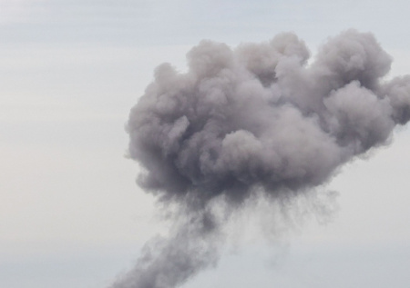 Густой черный дым накрыл петербуржцев