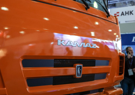 Путин назвал «КамАЗ» твердо стоящим на ногах