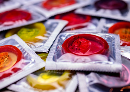 «А где они лежали?»: Коростелев о дефиците презервативов на Олимпиаде-2026