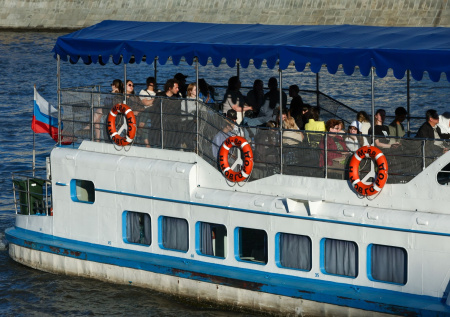 Жителей Подмосковья начали переправлять через Оку на теплоходе