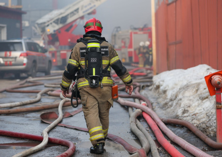 Первые секунды после взрыва на заводе в Нижнекамске попали на видео