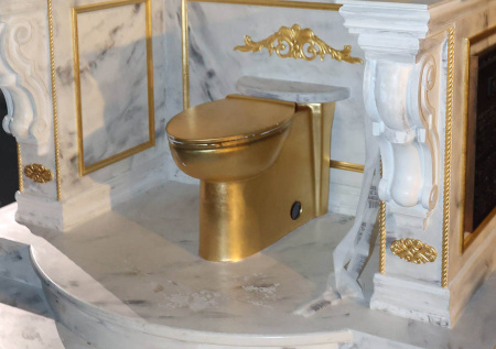 «Трон, достойный короля»: у Трампа появился золотой унитаз на улице