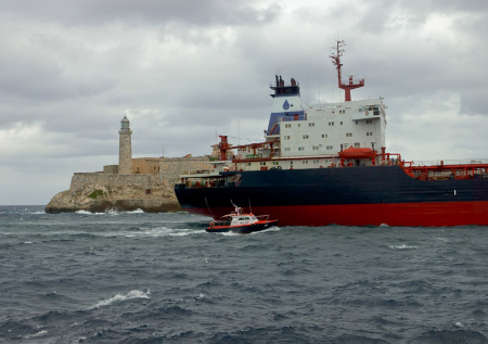 На Кубе начали разгружать «спасительную» нефть