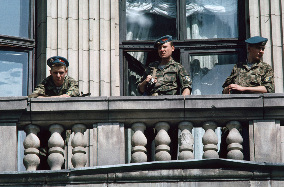 Советские десантники в здании Центрального общественного радио, Рига, 1991 год