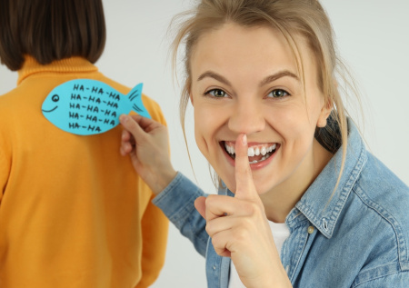 Эксперт по этикету напомнила, какие шутки недопустимы в День смеха