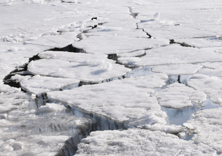 Грузовик провалился под лед в российском регионе