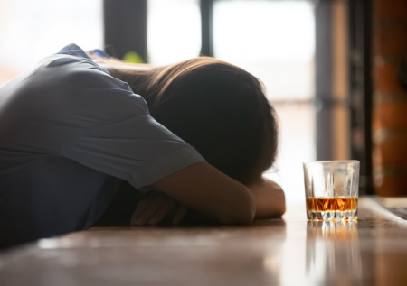 Врач предупредила о смертельной опасности привычки опохмеляться по утрам