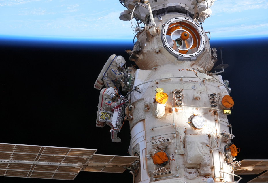 Космонавты во время выхода в открытый космос