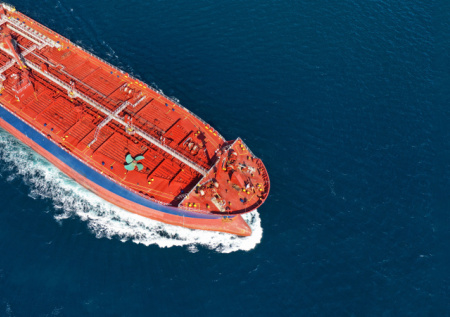 Танкер в Персидском заливе получил неожиданный «привет» неизвестного снаряда