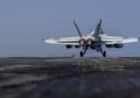 Американский авианосец стал целью КСИР