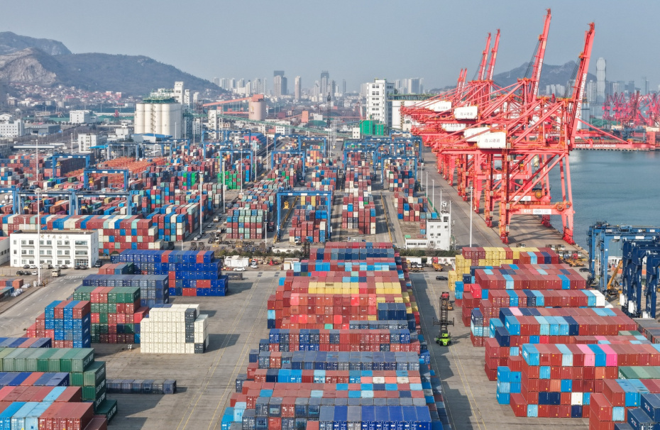 Контейнерный терминал порта Ляньюньган в провинции Цзянсу на востоке Китая