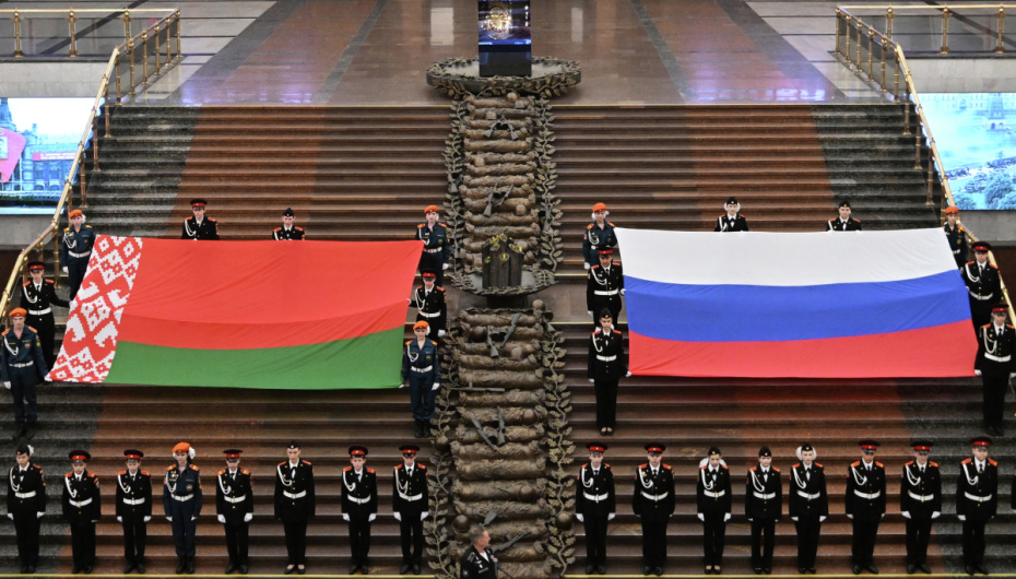 Кадеты Московского президентского кадетского училища Росгвардии развернули национальные флаги в рамках акции, посвященной Дню единения народов Белоруссии и России