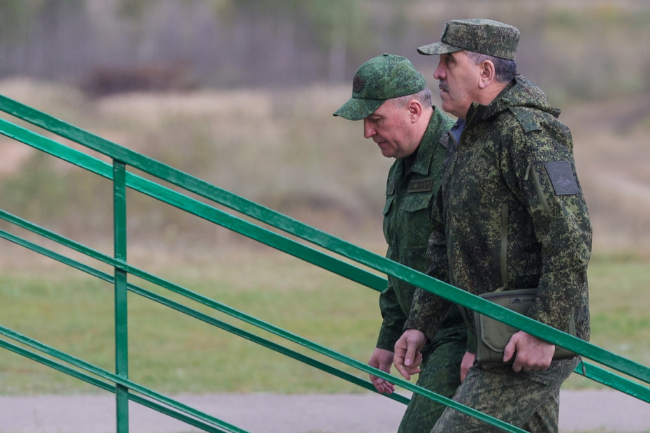 Министр обороны Республики Беларусь Виктор Хренин (слева) и заместитель министра обороны РФ Юнус-Бек Евкуров на полигоне Борисовский в рамках российско-белорусских стратегических учений «Запад-2025»