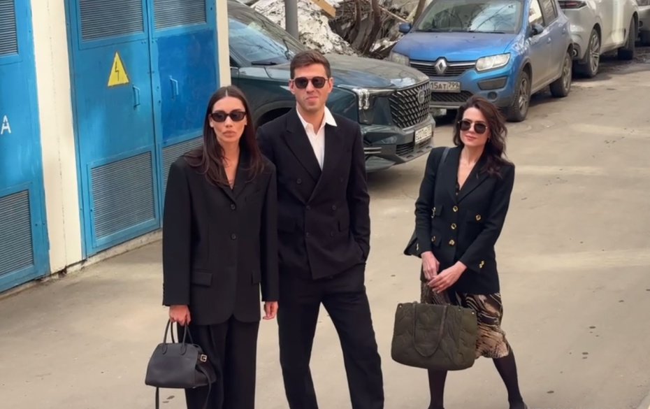 Карина Истомина с супругом Федором Смоловым и его адвокат