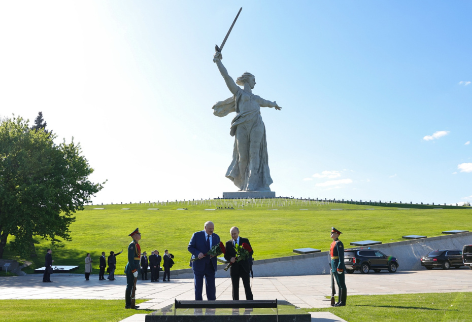 Владимир Путин и Александр Лукашенко во время церемонии возложения цветов к мемориальному комплексу Героев Сталинградской битвы на Мамаевом Кургане