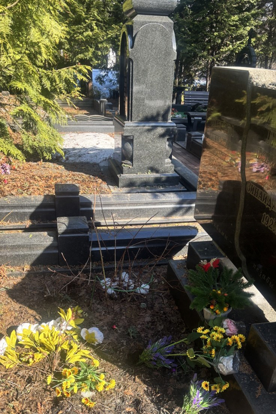 Могила родителей Аллы Пугачевой