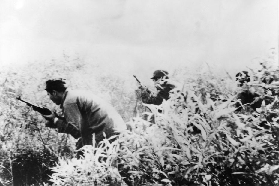 Кубинские эмигранты пробираются сквозь заросли во время тренировок на неустановленной базе в Карибском море, 17 апреля 1961 года