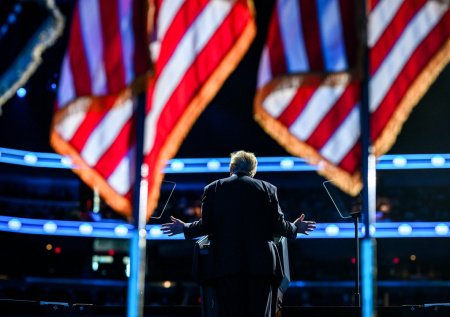 Названы главные признаки тяжелого кризиса доверия Трампа