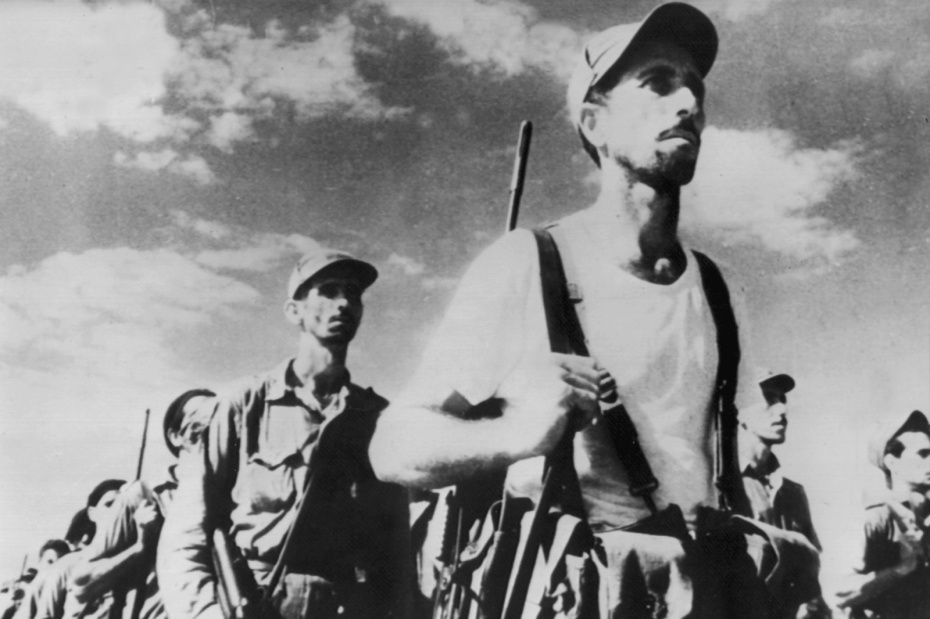 Cолдаты, марширующие против захватчиков в заливе Свиней на Кубе, 18 апреля 1961 года