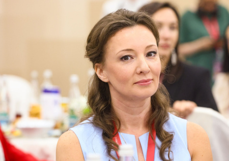 Анна Кузнецова заявила, что семьям с малышами нужны социальные няни