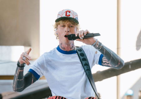 Рэпер Machine Gun Kelly опубликовал редкие кадры с дочерьми