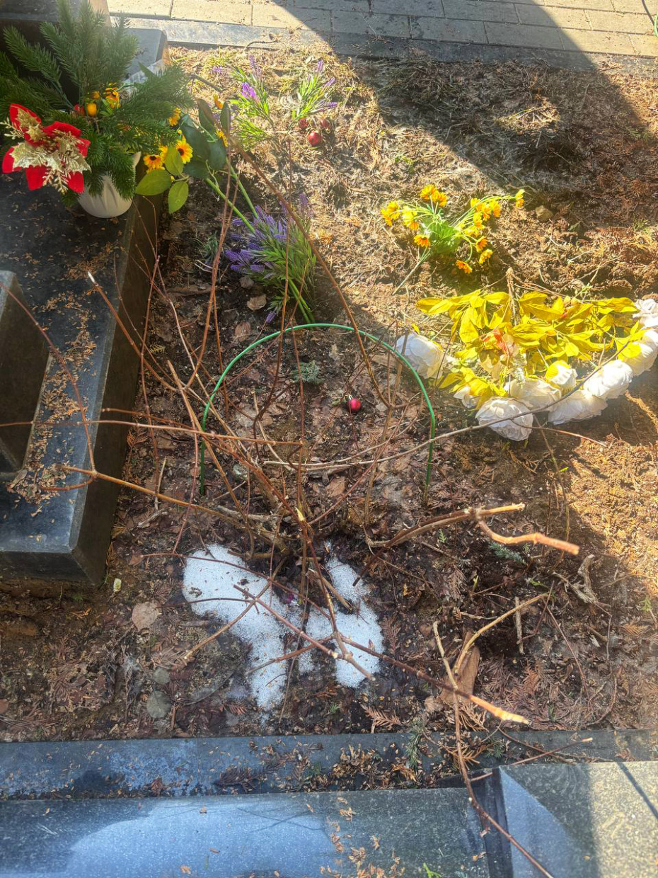 Могила родителей Аллы Пугачевой