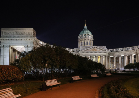 Петербуржцы стерли ноги ради портретов от местного дедушки-художника