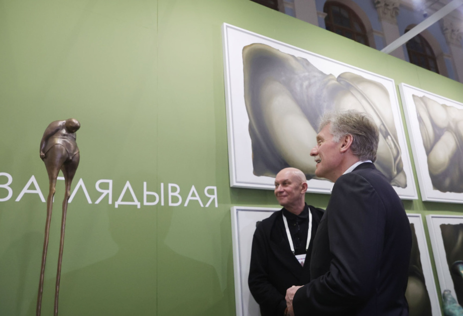 Пресс-секретарь президента РФ Дмитрий Песков на выставке современного искусства и международного арт-форума «Арт Россия»