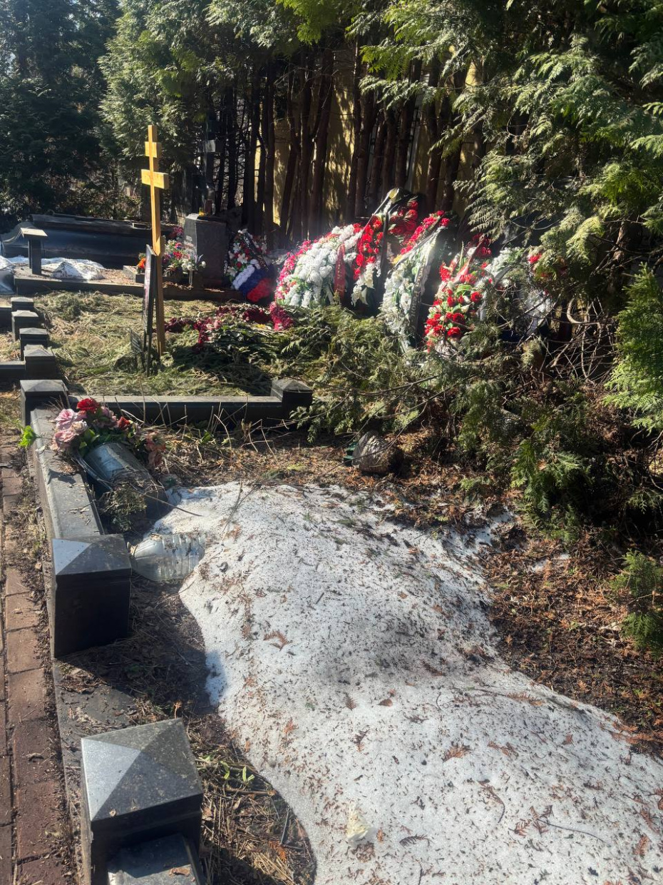 Могила родителей Аллы Пугачевой