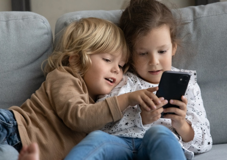 Родителям рассказали, почему ребенок может утаить разговор с мошенником