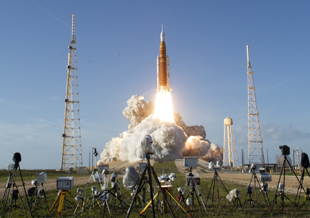 Корабль Orion столкнулся с неполадками в первый час полета на Луну