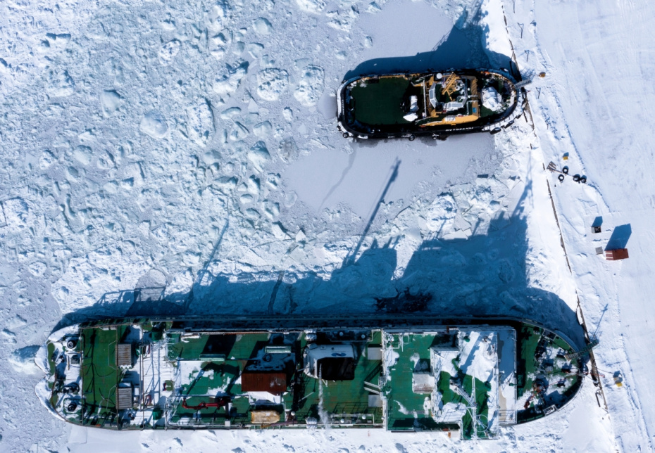 Корабли в морском порту Дудинка