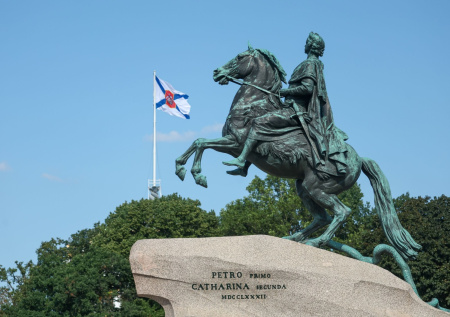 7 самых необычных памятников Петру I: от гигантов до пугающих