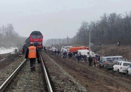 «Начали бить стекла»: пассажир рассказал, как спасал людей из поезда