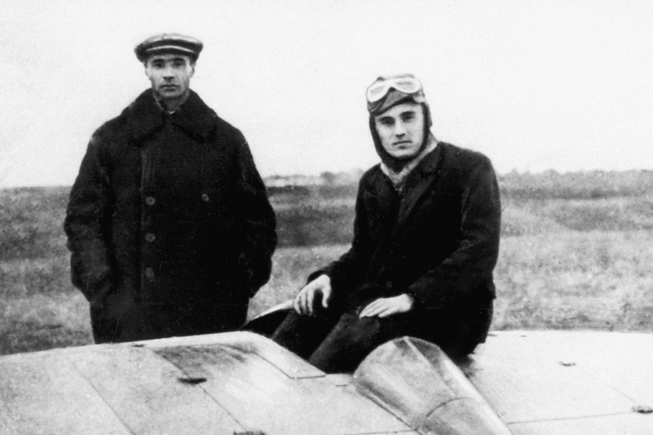 Авиаконструктор Борис Черановский (слева) и пилот-планерист Сергей Королев (будущий главный конструктор ракетно-космической техники) у планера «БИЧ-8»