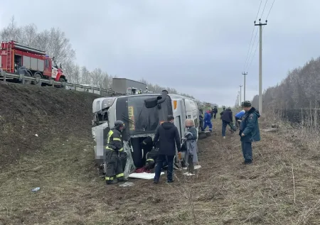 Появились кадры перевернувшегося автобуса с детьми под Саратовом