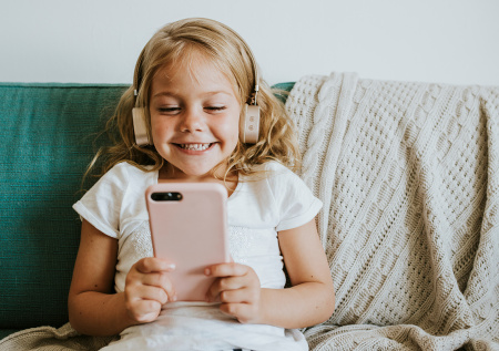 Психолог дала совет родителям при покупке первого гаджета ребенку