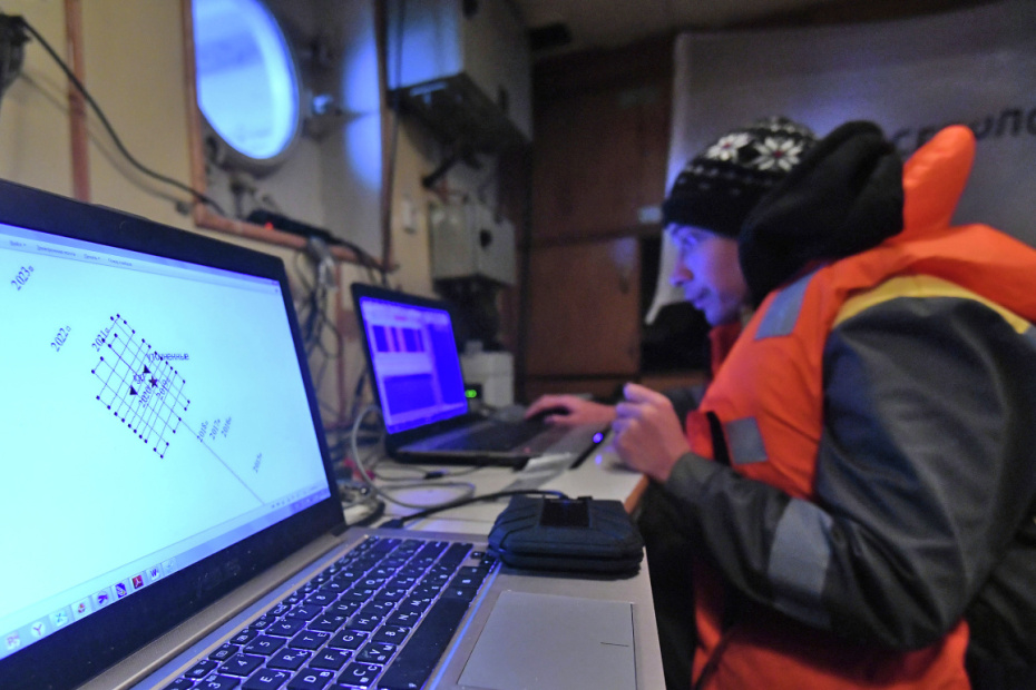 Геофизик наблюдает за показаниями магнитометра в море Дюрвиля в районе Южного магнитного полюса
