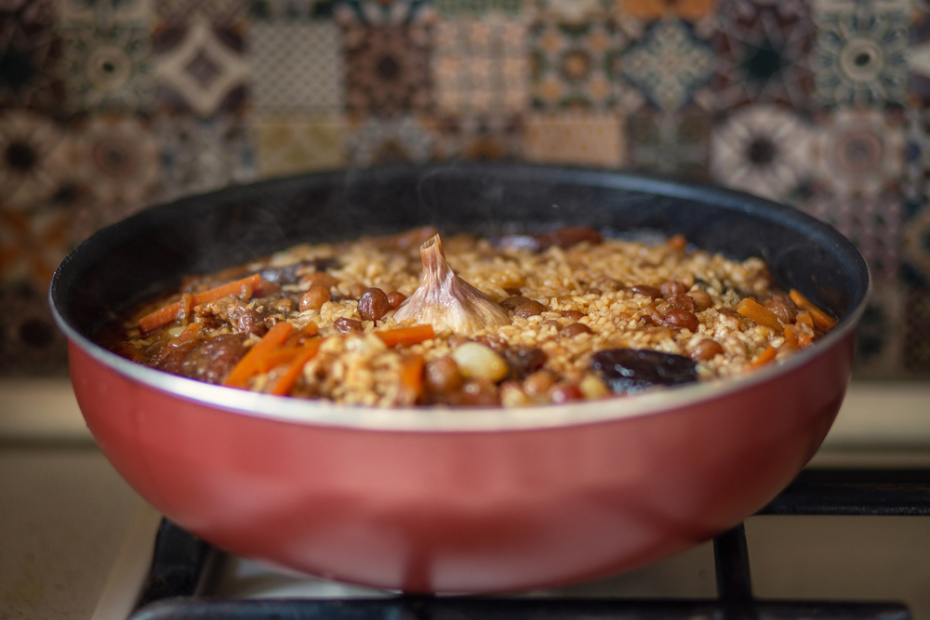 Плов по-узбекски: рис, который не прощает торопливости