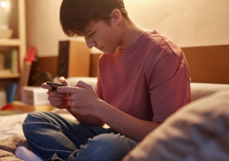 Родителям дали советы, как распознать ребенка под влиянием мошенников