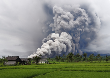 В Индонезии зафиксировали серию извержений вулкана Семеру
