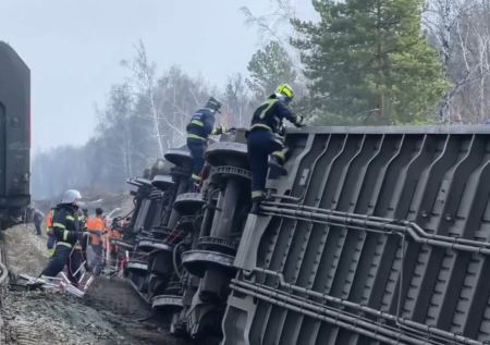 Названо число детей, ехавших в опрокинувшемся поезде Москва — Челябинск