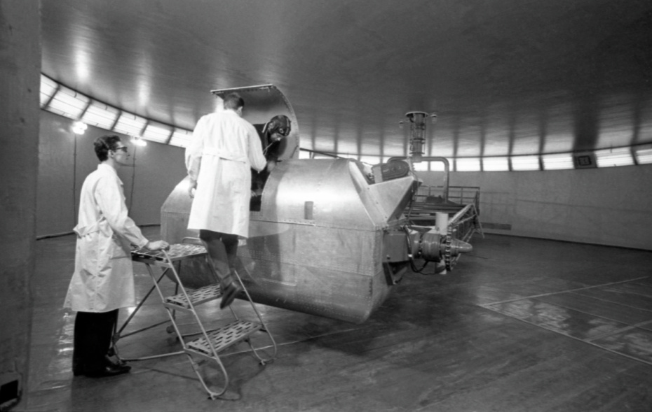 Тренировка в центрифуге для изучения возможностей космонавтов переносить физические перегрузки