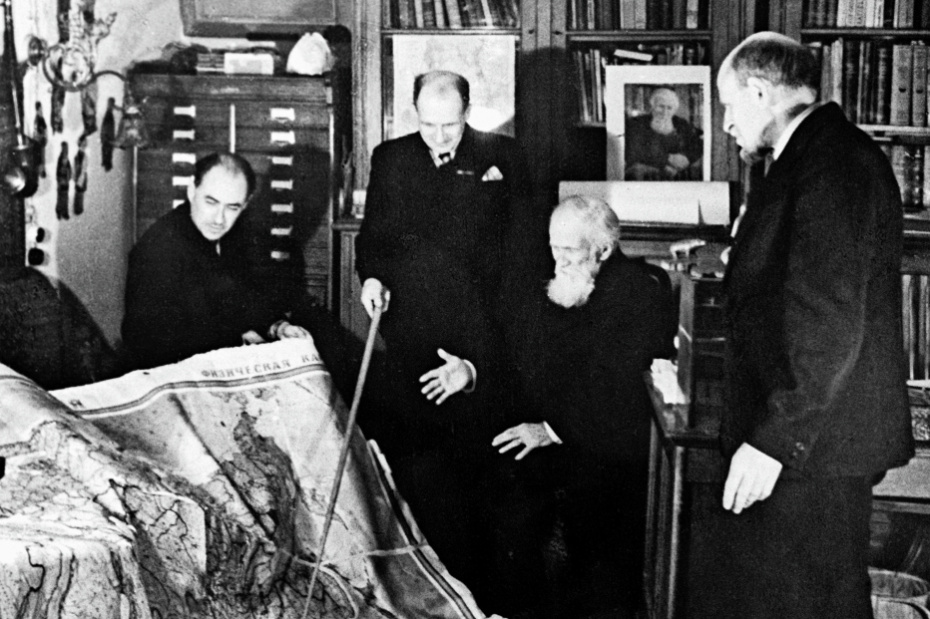 Советский геолог Владимир Обручев с сыновьями у карты с маршрутами его экспедиций, 1953 год