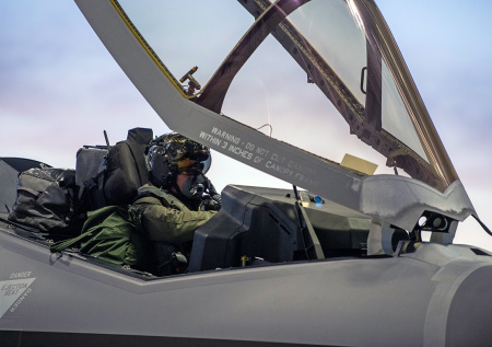 Иранский футболист предложил свои медали за захват пилота США