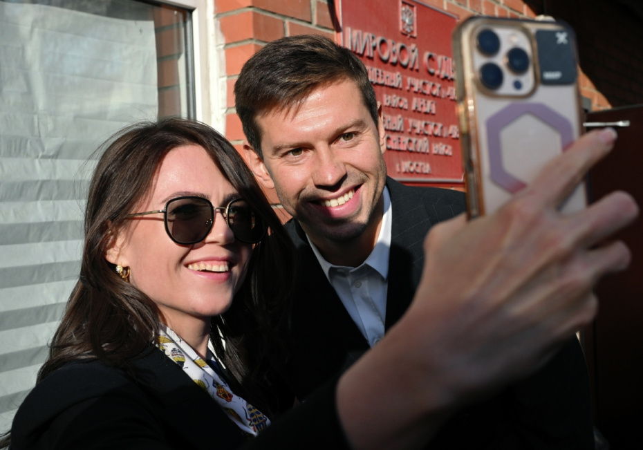Федор Смолов и его адвокат Варвара Кнутова после рассмотрения дела в 418-м судебном участке Москвы