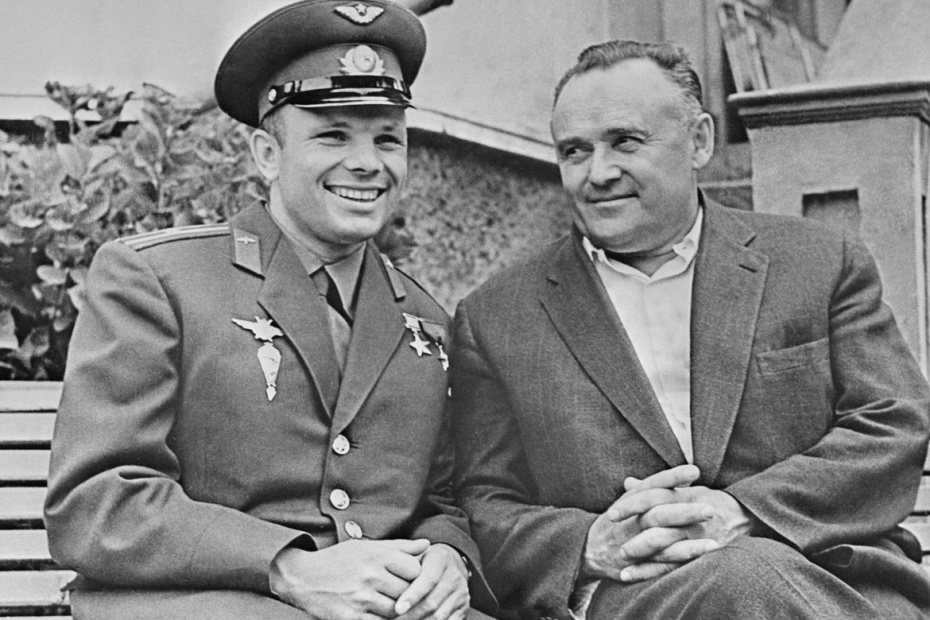 Летчик-космонавт СССР, Герой Советского Союза Юрий Гагарин (слева) в гостях у Генерального конструктора ракетно-космических систем Сергея Королева