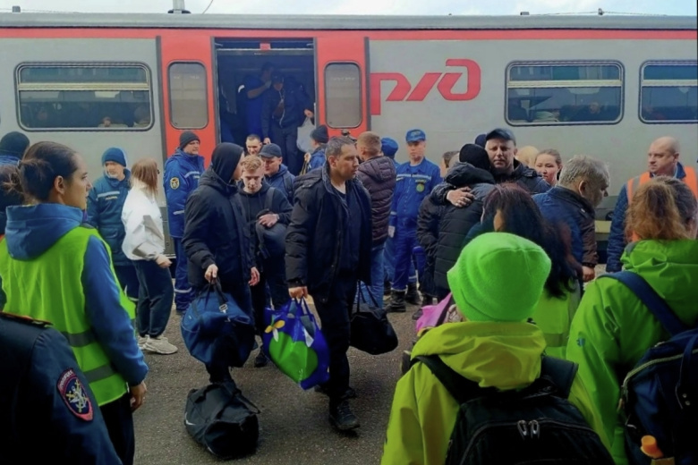 Пассажиры поезда № 302 Москва — Челябинск на вокзале Ульяновска