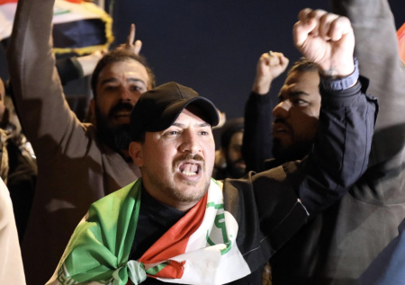 Удары США по Ирану «вывели» тысячи иракцев на улицу