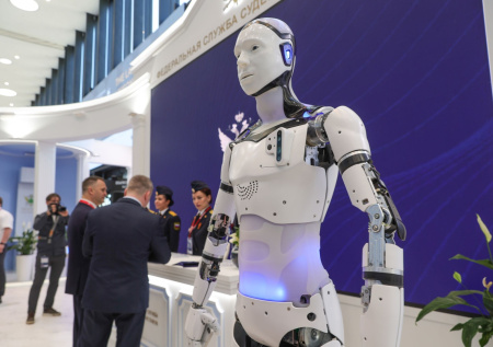 Гуманоид с роботом-псом на поводке встречал пассажиров в Шереметьево